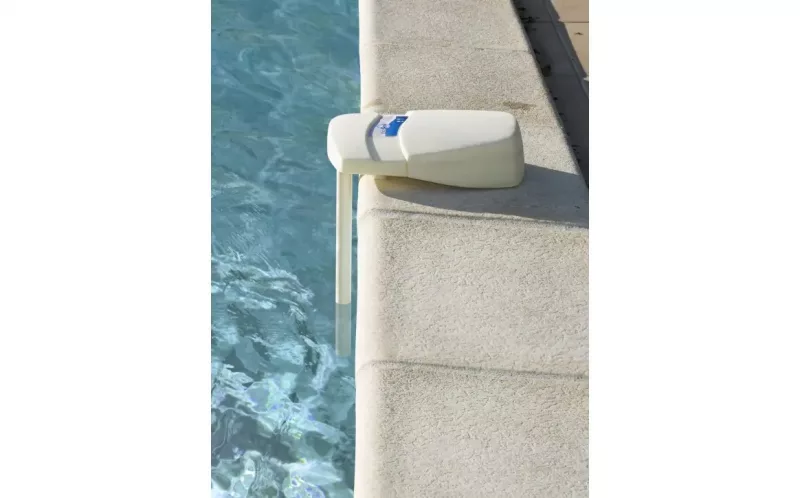 Visiopool installée sur margelle de piscine privée