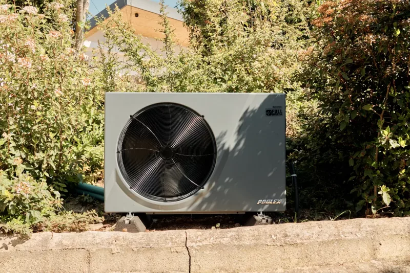 Pompe à chaleur Poolex Silverline installée en extérieur près d’un local technique, vue de face