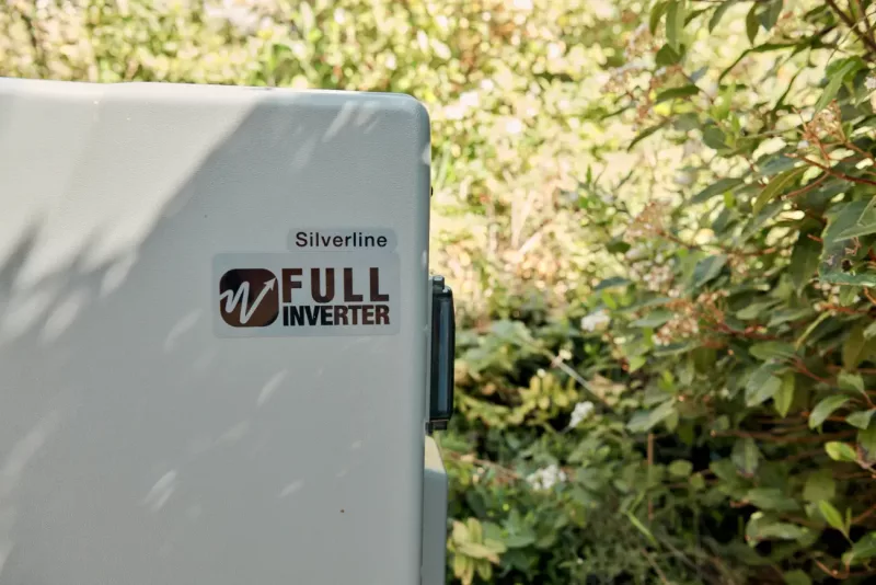 Zoom sur le logo “Full Inverter” Poolex Silverline sur le carter de la pompe à chaleur