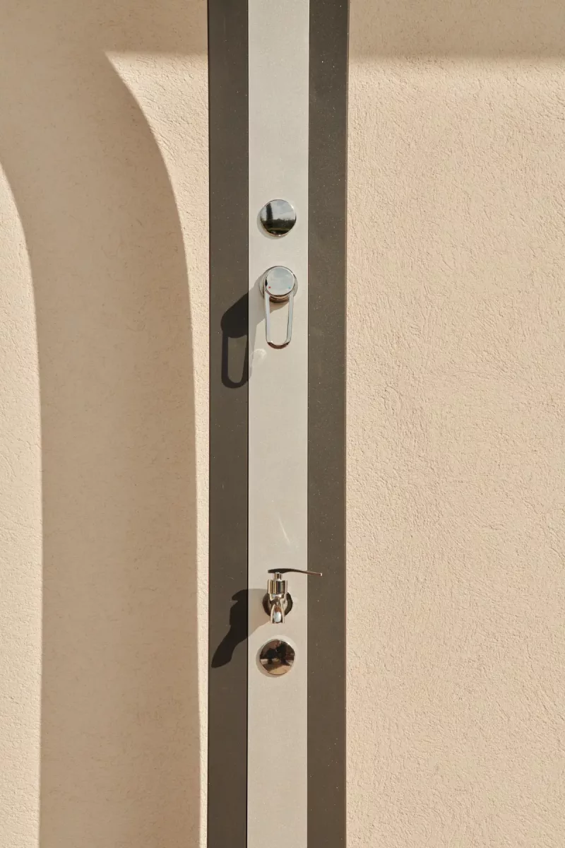 Douche solaire Spring rose – détail du socle et des projections d’eau au sol