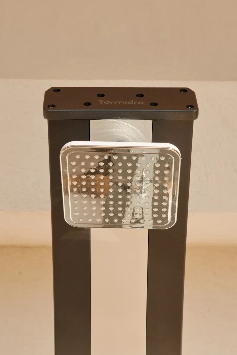 Douche solaire Spring rose – pommeau carré avec jet d’eau (vue rapprochée)