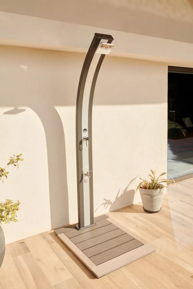 Douche solaire Spring rose – vue en contre-plongée avec eau en cours d’écoulement