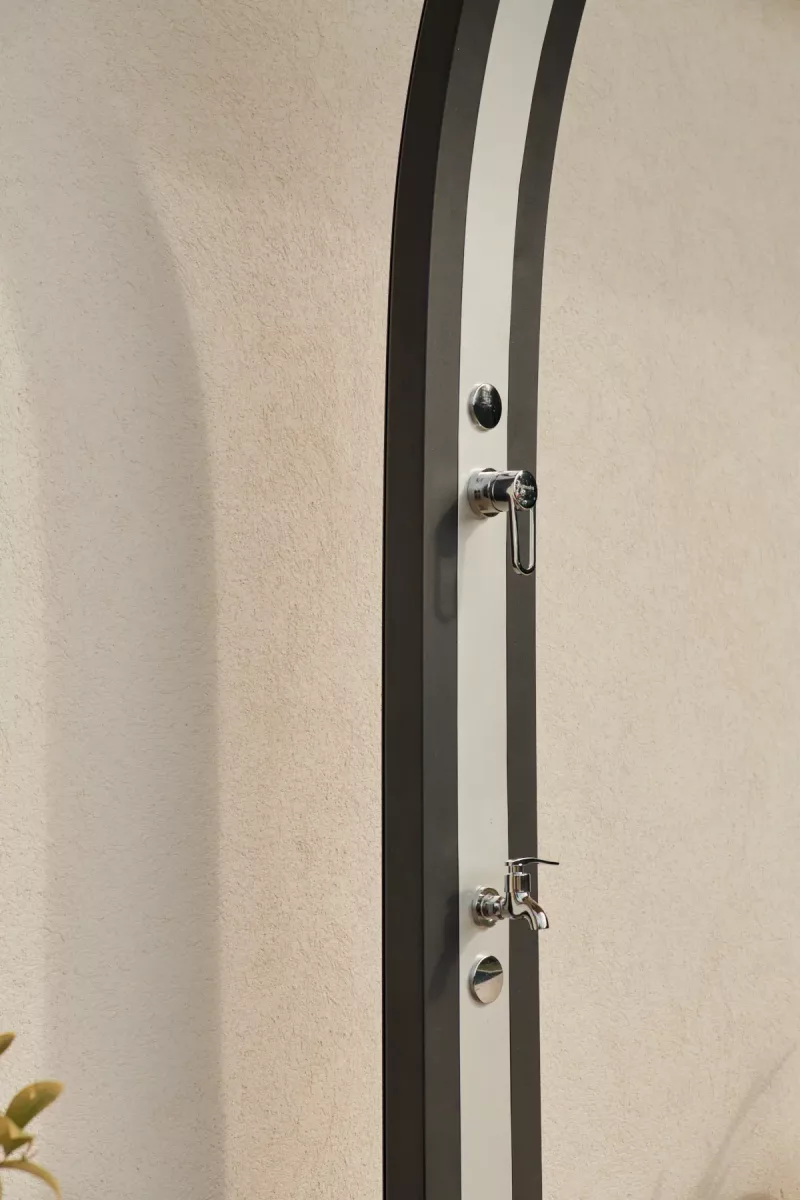 Douche solaire Spring rose – détail du pommeau carré et de l’écoulement