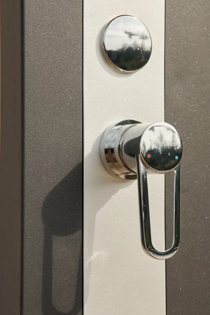 Douche solaire Spring rose – détail du mitigeur et des commandes sous le jet