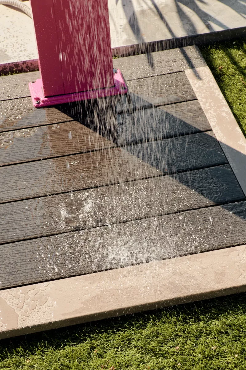 Douche solaire Spring 30L anthracite – vue en situation sur terrasse (extérieur)