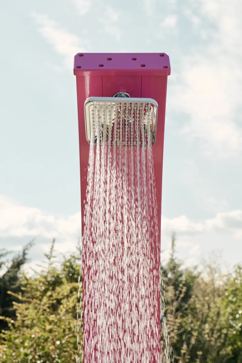 Douche solaire Spring 30L gris métallisé – vue de face en situation sur terrasse