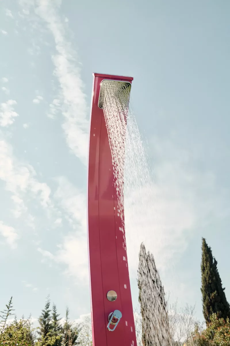 Douche solaire Spring gris métallisé – vue large en situation sur terrasse moderne