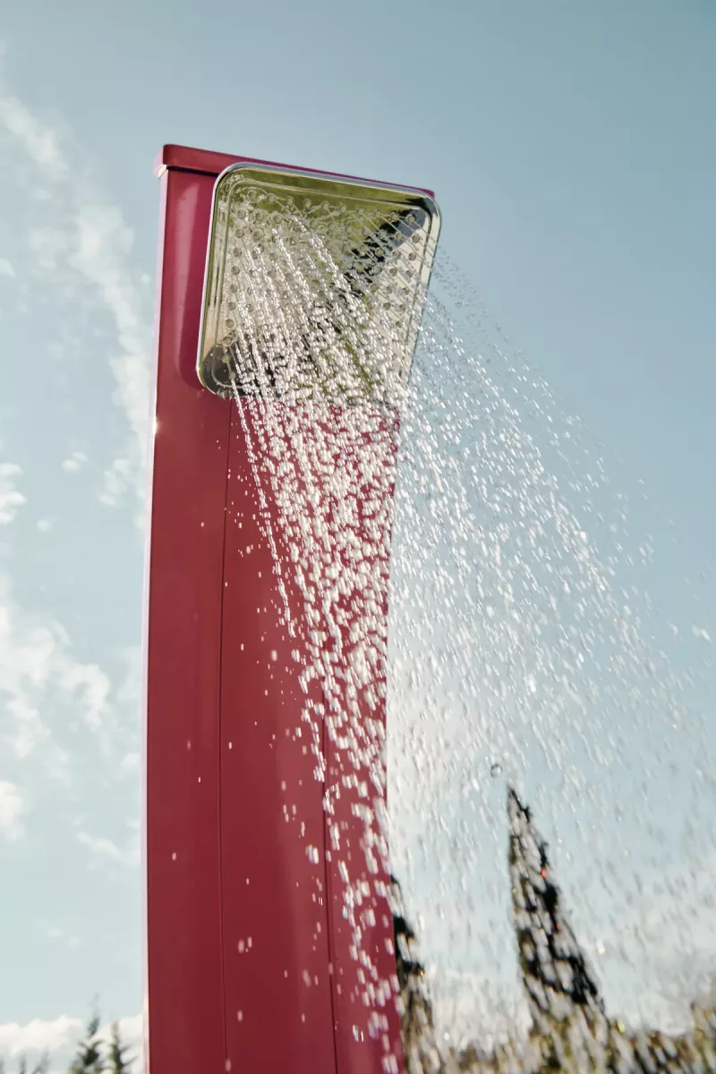 Douche solaire Spring gris métallisé – détail du mitigeur eau chaude/froide