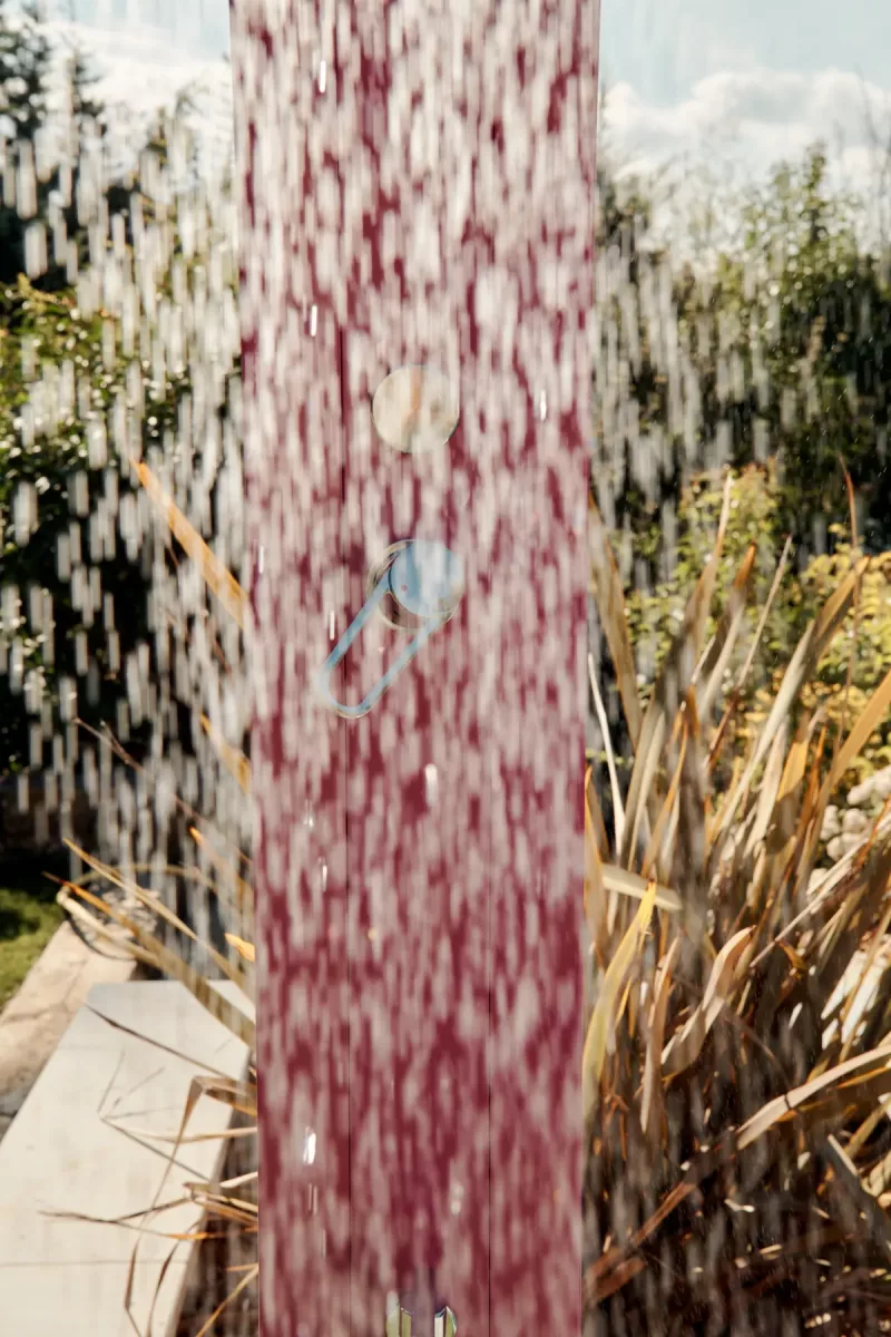 Douche solaire Spring gris métallisé – détail du pommeau carré (vue de face)