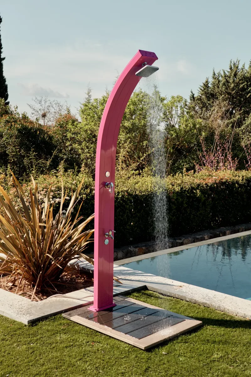 Douche solaire Spring gris métallisé – vue de profil sur terrasse (extérieur)