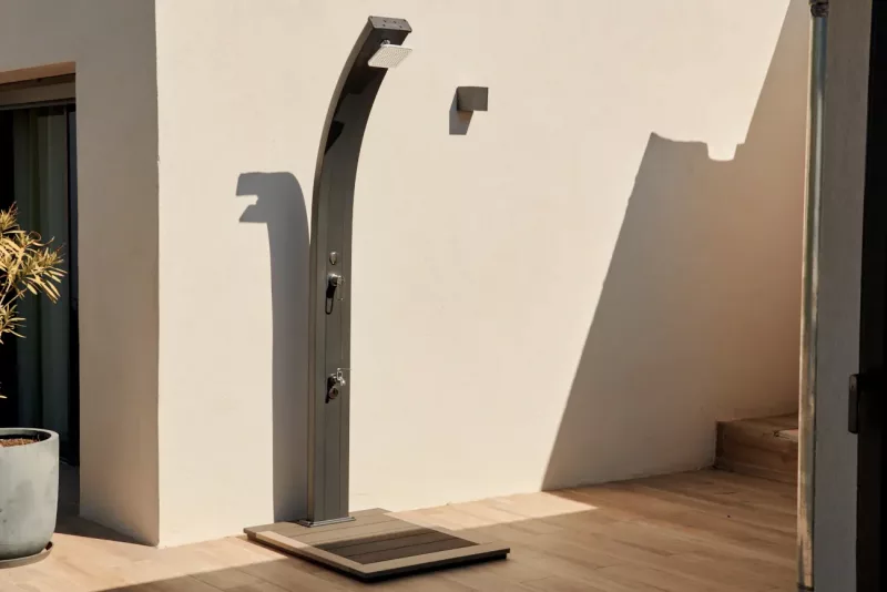 Douche solaire Spring gris métallisé – détail colonne avec mitigeur et rince-pieds