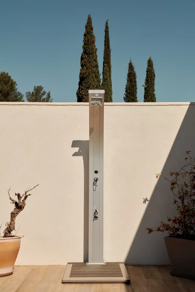 Douche solaire Spring gris métallisé – détail du mitigeur sur colonne (vue rapprochée)