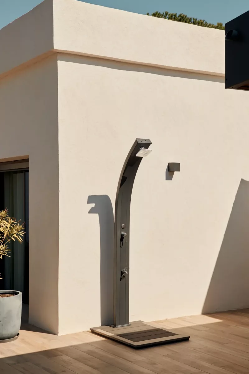 Douche solaire Spring gris métallisé – colonne en situation (vue rapprochée)
