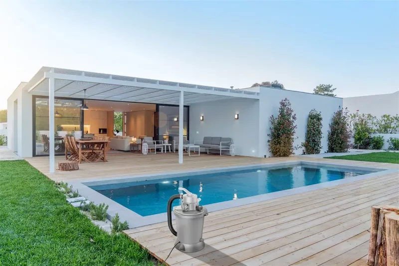 Groupe de filtration Poolex Blue Silk installé à proximité d’une piscine – filtration pour piscine hors-sol