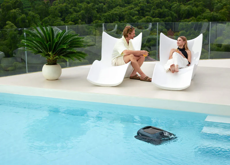 Robot piscine sans fil Beatbot AquaSense 2 Pro en action, surface propre sans effort