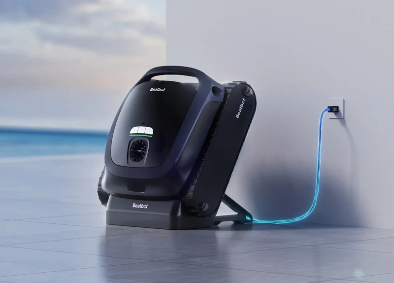 Robot piscine Beatbot AquaSense 2 sur station de charge, recharge sans fil