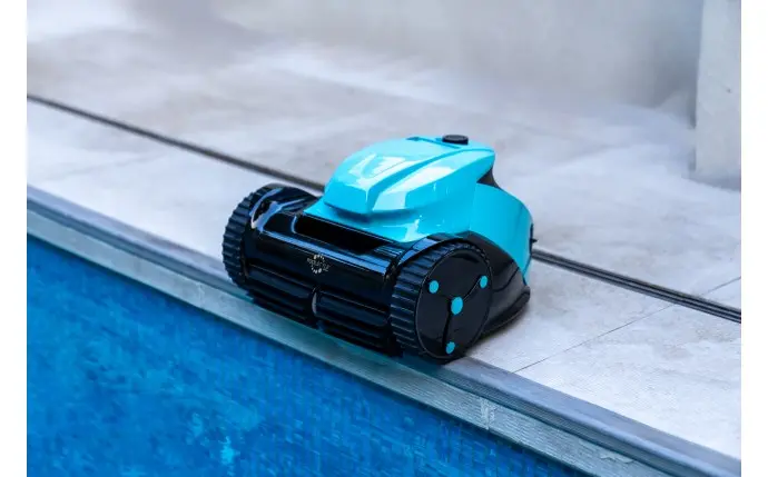 Robot nettoyeur piscine sans fil Poolstyle 3WD au bord du bassin