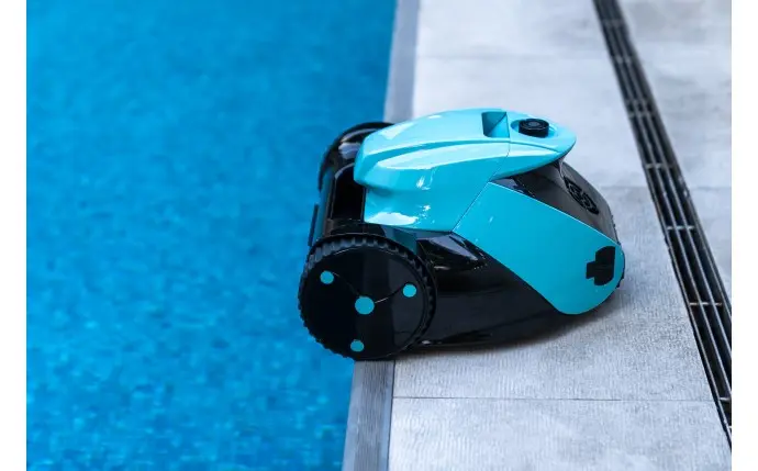 Robot piscine sans fil Poolstyle 3WD vue arriere au bord de la piscine
